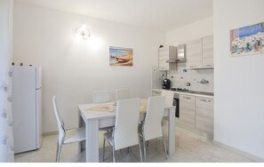 Dining - 2 Bedroom Private vacation home in Punta Braccetto (Punta Braccetto)