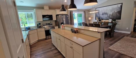 Kylskåp, mikrovågsugn, ugn och spishäll