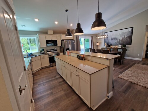 Rainforest Getaway - Hot tub, bar, game room, creek in Forks...relax in style!
