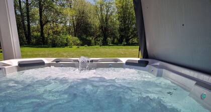 Rainforest Getaway - Hot tub, bar, game room, creek in Forks...relax in style!