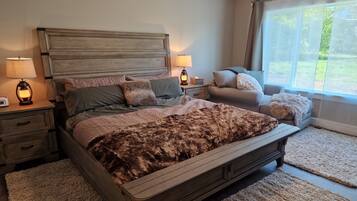 4 habitaciones, escritorio y tabla de planchar con plancha