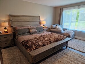 4 bedrooms, desk, iron/ironing board, travel cot