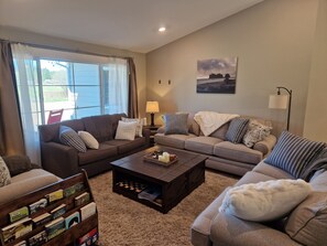 Smart TV, fireplace - Rainforest Getaway - Hot tub, bar, game room, creek in Forks...relax in style! (Forks)