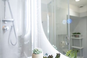 Shower, hair dryer, bidet, towels - [NEW] 5 Minutes on foot from AQUARIUM - CASA BOCCANEGRA "Heart of Genoa" (Genova)