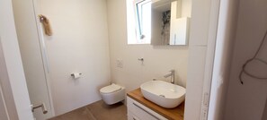 Shower, eco-friendly toiletries, hair dryer, towels - Villa Salvore - new house near beaches, pool, summer kitchen, playroom, Istria (Savudrija)