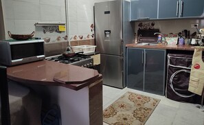 Réfrigérateur, four à micro-ondes, un four, surface de cuisson