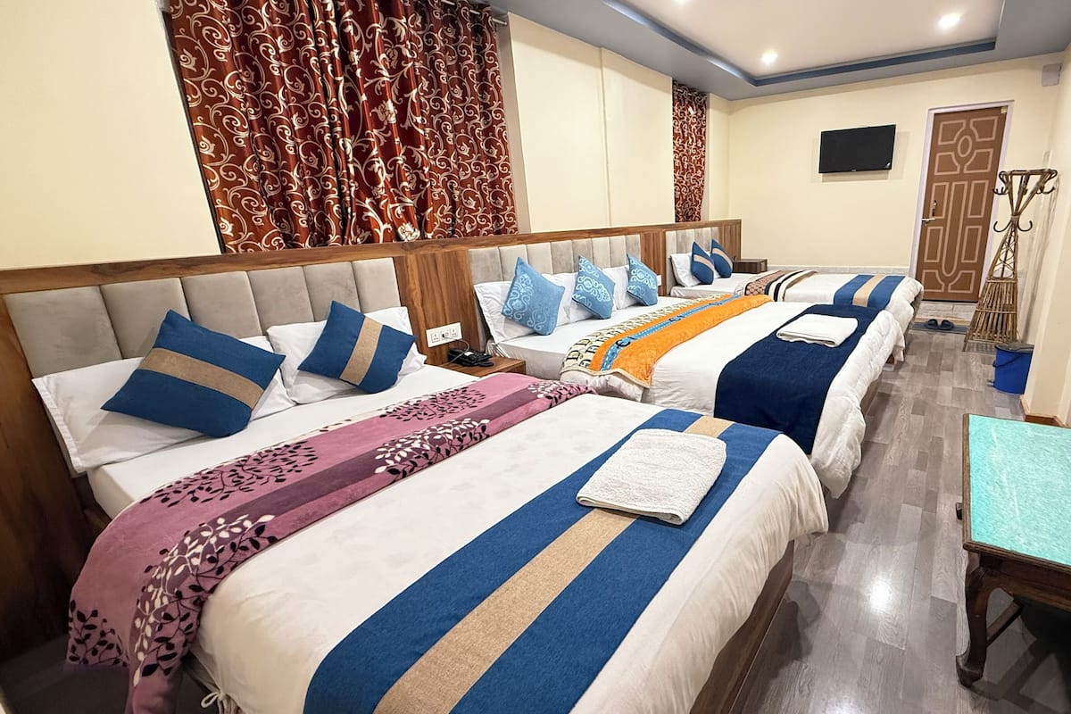 Habitación empresarial triple | Ropa de cama hipoalergénica, wifi gratis y ropa de cama