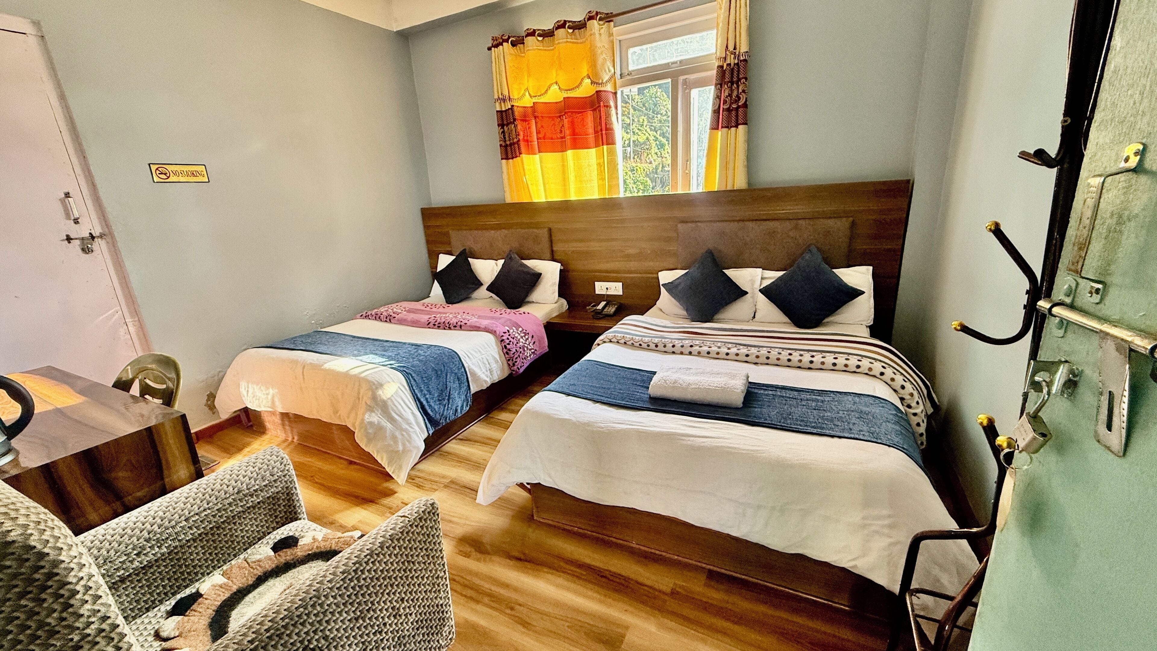 Habitación económica con 2 camas individuales | Ropa de cama hipoalergénica, wifi gratis y ropa de cama 