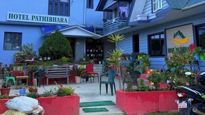 Un edificio de varios pisos con un letrero que dice "HOTEL PATHIBHARA".