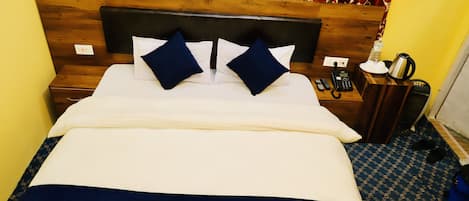 Hypo-allergenic bedding, free WiFi, bed sheets