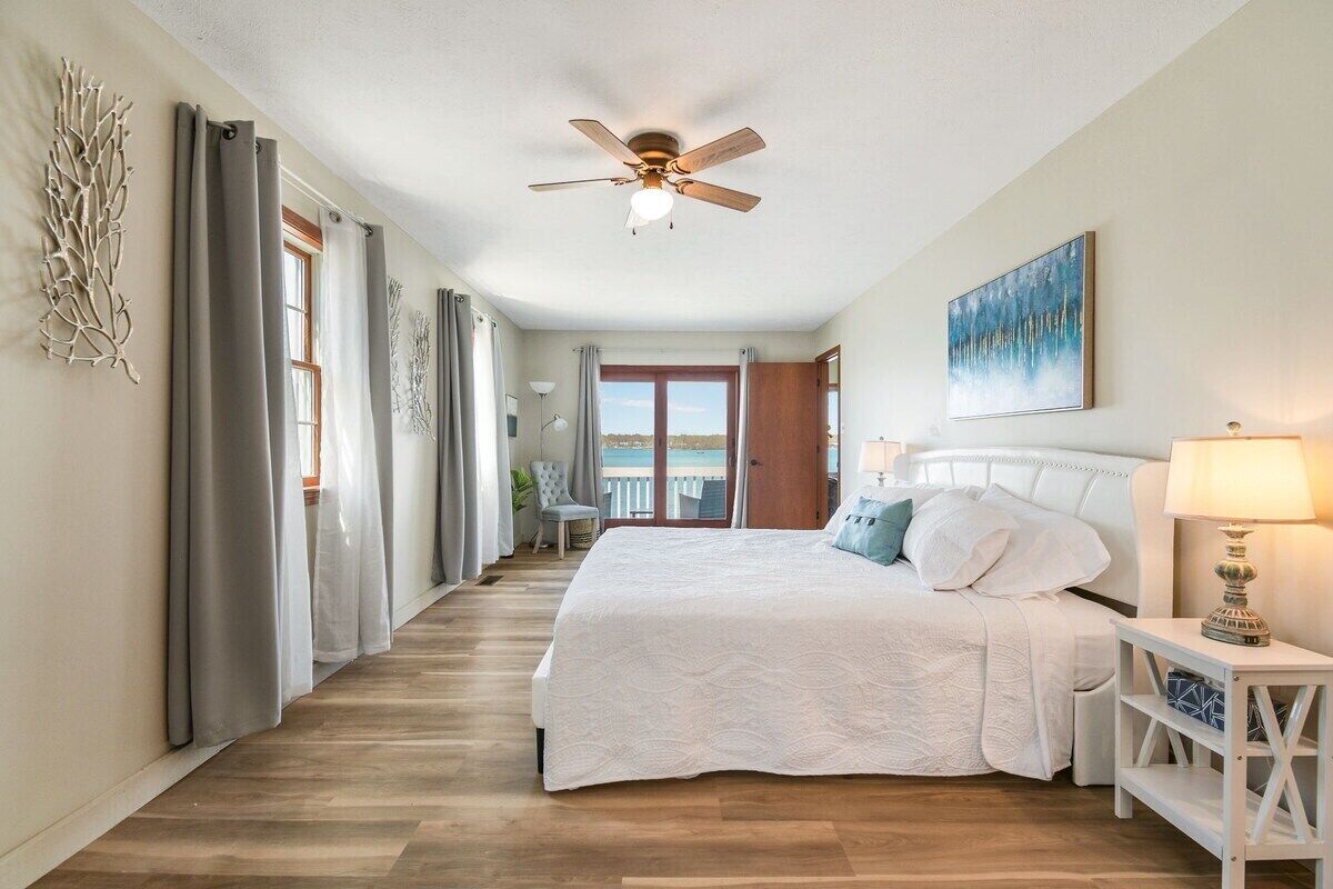 4 habitaciones, escritorio y tabla de planchar con plancha 