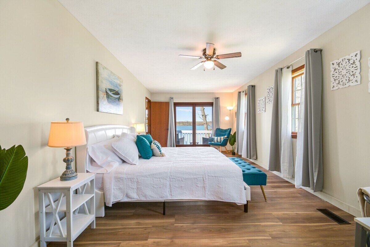 4 bedrooms, desk, iron/ironing board, travel crib