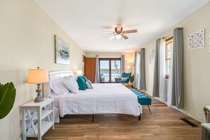 4 bedrooms, desk, iron/ironing board, travel cot - 4BR Lakefront · Pier · Game Room · Sleeps 16+ (North Webster)