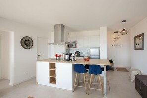 Een koelkast, een microgolfoven, een oven, een kookplaat