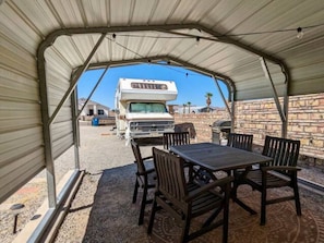 Outdoor dining - The Wonderful Whimsical Desert Home - Enjoy the Beautiful Arizona Weather (Yuma)