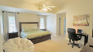 3 Schlafzimmer, Schreibtisch, Bügeleisen/Bügelbrett, Reisekinderbett