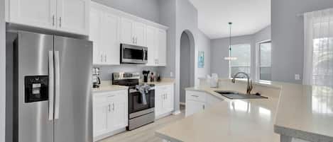 Refrigerador, microondas, horno, placa de cocina