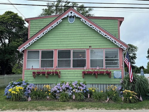 Seaglass*airy 4bd bungalow* 5 min walk to beach*dog friendly