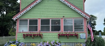Seaglass*airy 4bd bungalow* 5 min walk to beach*dog friendly