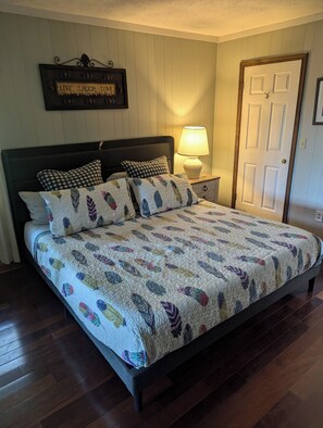 4 quartos, escrivaninha, ferros/tábuas de passar roupa, berço de viagem