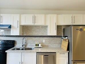 Mikrowelle, Ofen, Herdplatte, Geschirrspüler