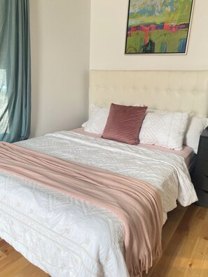 1 soverom, skrivebord, strykejern/-brett og wi-fi (inkludert)