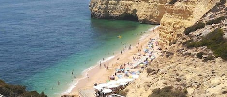 Una spiaggia nelle vicinanze