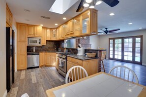 Fridge, microwave, stovetop, dishwasher