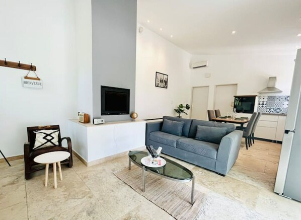 Smart TV, fireplace - Un loft paisible pour vos vacances  (Cavillargues)