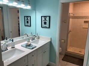 Dusche, Haartrockner, Handtücher, Seife