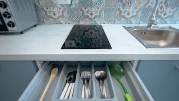 Refrigerador con freezer, horno, placa de cocina, utensilios de cocina