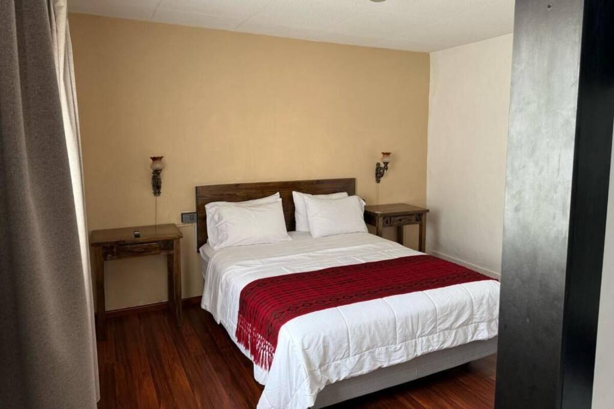 Habitación familiar | Ropa de cama de alta calidad, edredón, escritorio y wifi gratis