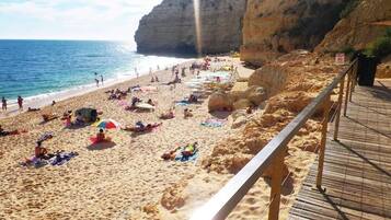Una playa cerca