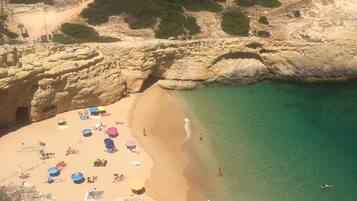 Una playa cerca