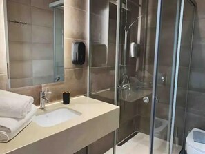 Executive Apartment | Bathroom | Free toiletries, hair dryer - King Crimson Luxury Apartments (Platanias)