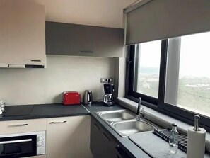 Departamento ejecutivo | Cocina privada | Refrigerador, horno, tostadora y utensilios de cocina 