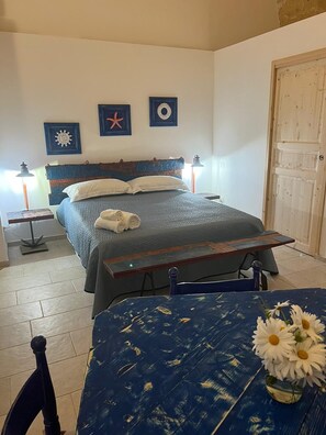 1 bedroom, bed sheets