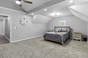 4 bedrooms, desk, iron/ironing board, free WiFi - Onyx in Hampton (Hampton)