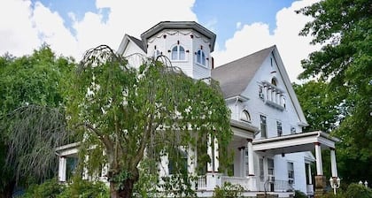 The Alice at Victorian Charm Inn