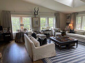 Smart TV, chimenea, libros y estéreo