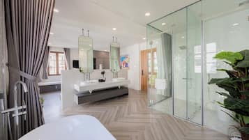 Habitación doble Deluxe, 1 cama King size, tina, vista a la ciudad | Baño | Amenidades de baño de diseñador, secadora de cabello, pantuflas, bidet
