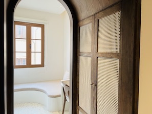 Chambre familiale double, 1 très grand lit, non-fumeur, baignoire | Literie de qualité, minibar, décor unique, ameublement unique