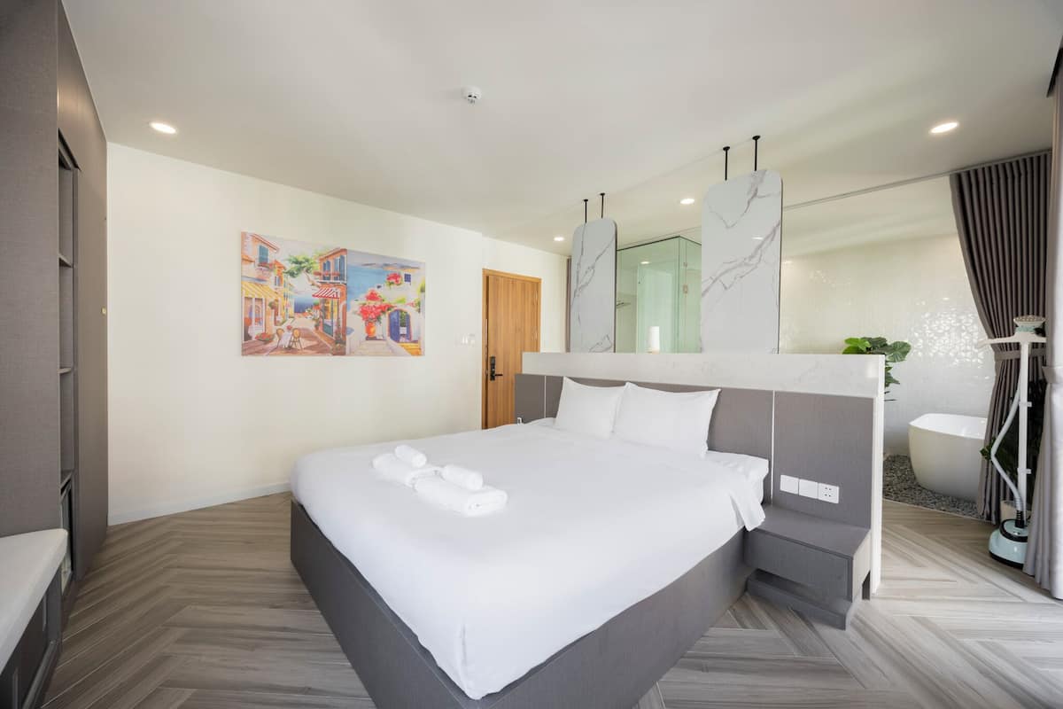 Deluxe Double Room, 1 King Bed, Bathtub, City View | Premium bedding, minibar, individually decorated, individually furnished