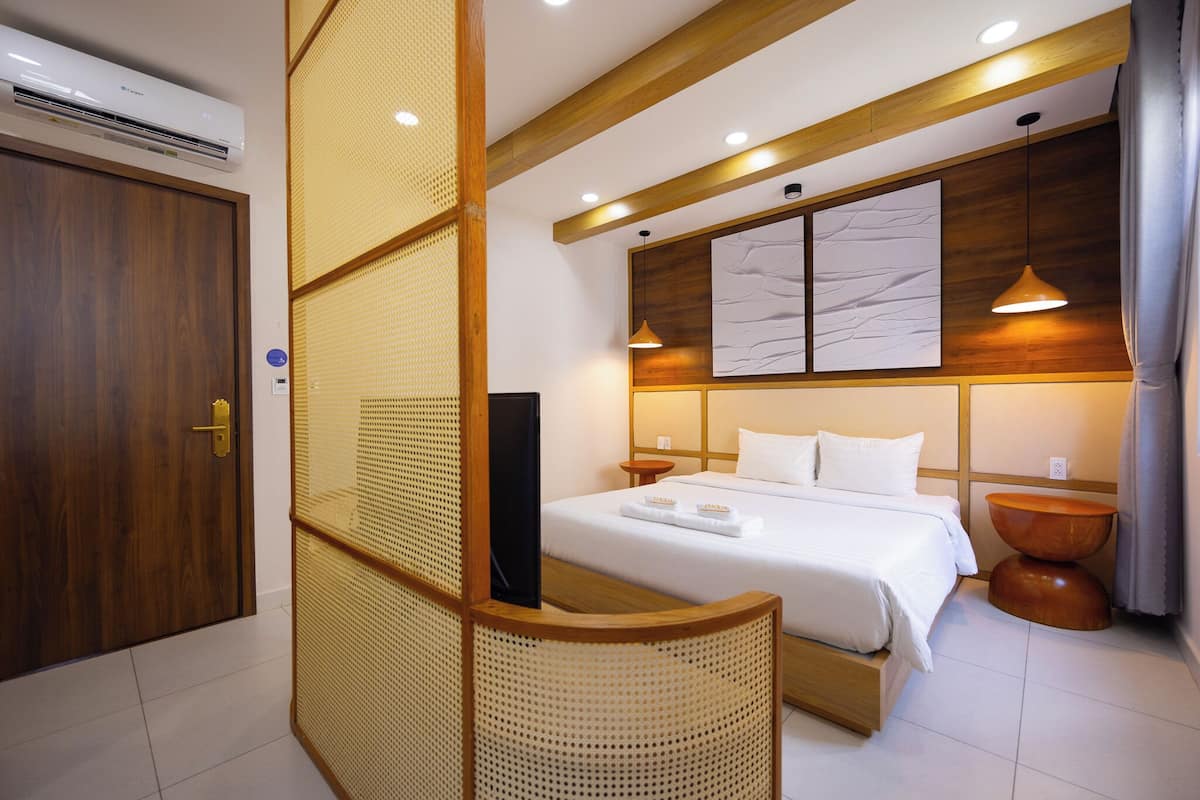 Kamar Double Desain, 1 Tempat Tidur King, pemandangan kota | Seprai premium, minibar, dan didekorasi berbeda-beda