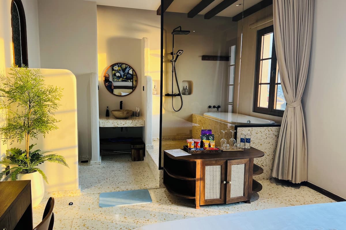 Premium bedding, minibar, individually decorated, individually furnished