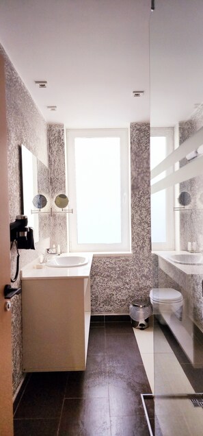 Familien-Suite | Badezimmer | Kostenlose Toilettenartikel, Haartrockner