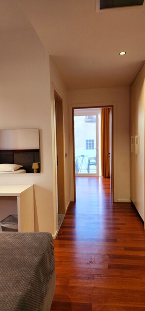 Desk, laptop workspace, soundproofing, free WiFi - 3B Suites Boutique Hotel (Sarandë)