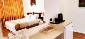 Comfort-Doppel- oder -Zweibettzimmer | Schreibtisch, laptopgeeigneter Arbeitsplatz, schallisolierte Zimmer