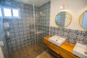 Douche, sĂšche-cheveux, shampoing