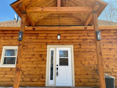 Log Cabin across from ski Wentworth, with outdoor fire pit and BBQ